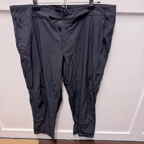 lululemon athletica Other - Lululemon Mens black capris size 40